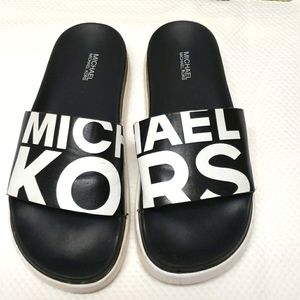 Use black and white michael kors, woman size 8